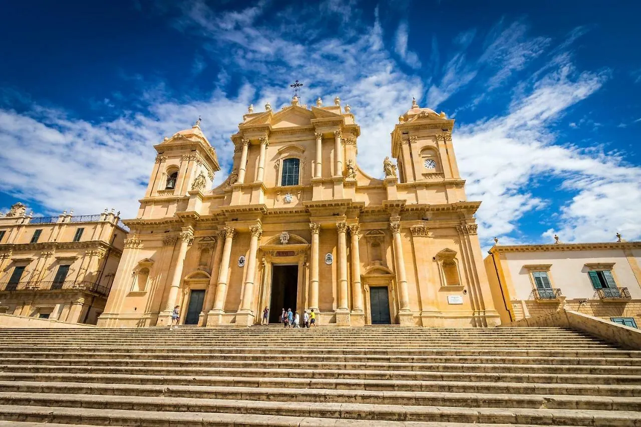 Battimandorlo Hotel Noto 0*,  Italy